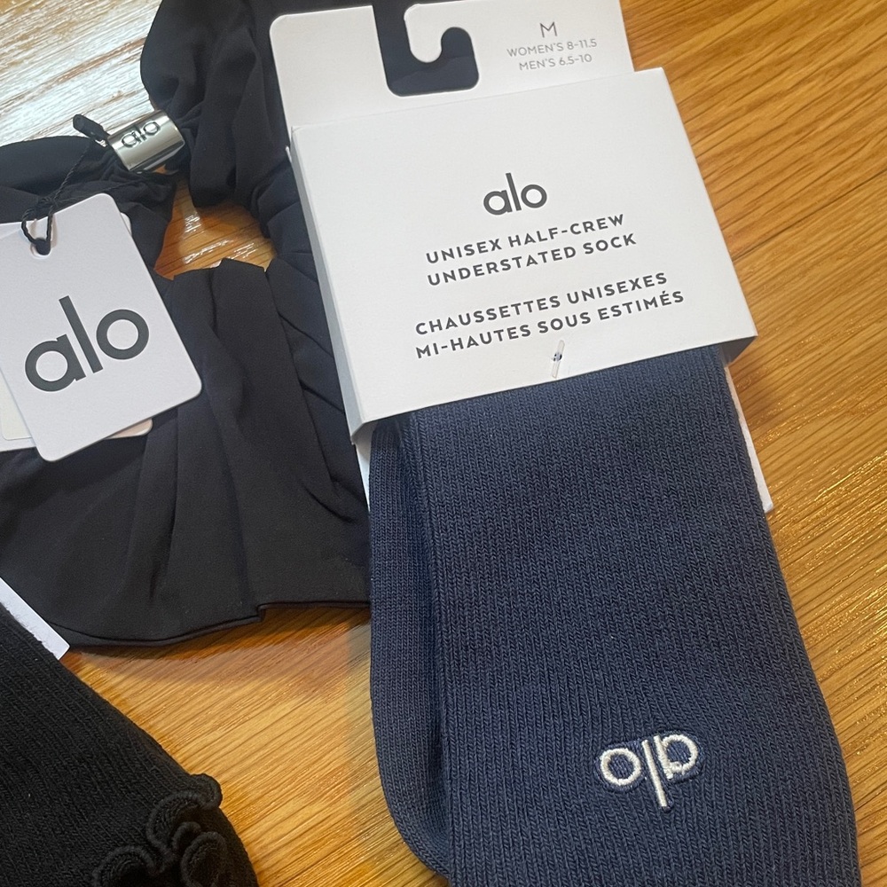 NWT New with Tags ALO Yoga Socks and Scrunchie Set - Picture 5 of 5